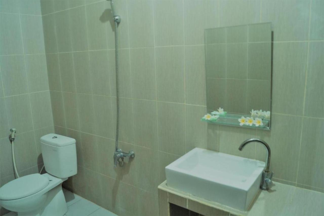Oyo Flagship 91237 Ratu Guest House Kedunganan Exterior photo